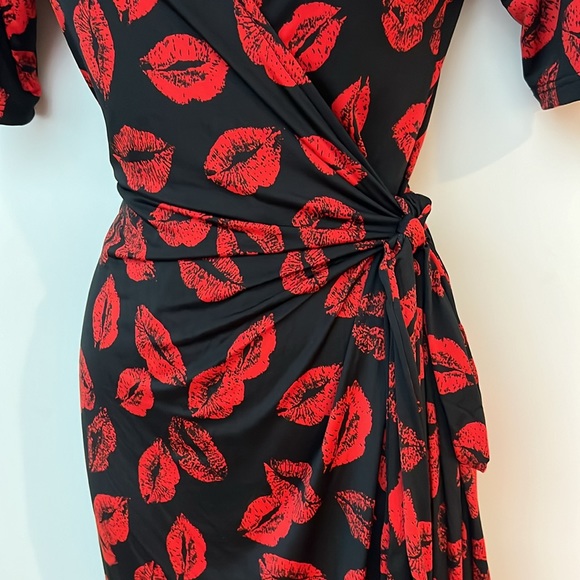 Red lip wrap dress - Picture 4 of 8